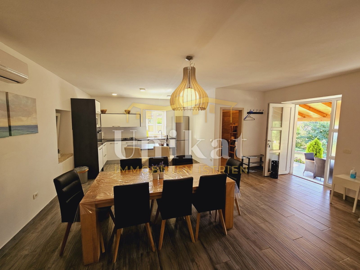 Posest z obnovljeno kamnito hišo, vrtom in bazenom